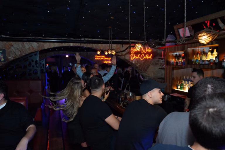 Hosté u baru v Lavish Lounge