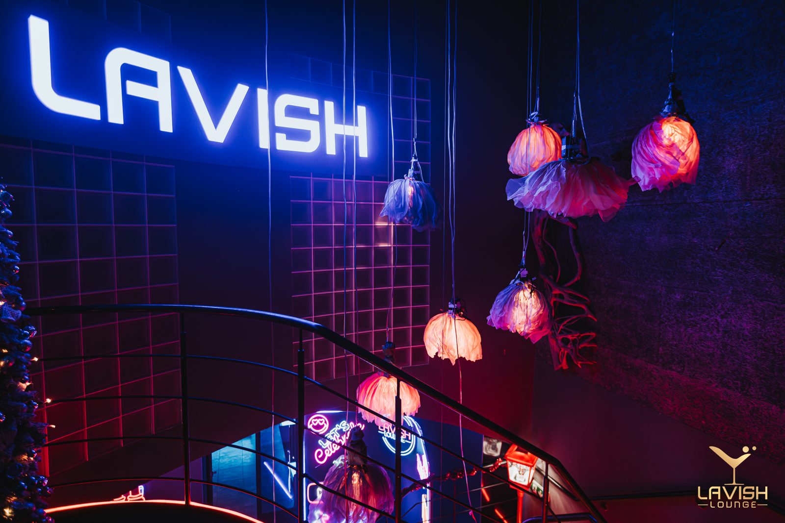 Vstup do Lavish Lounge – neon LAVISH nad schody